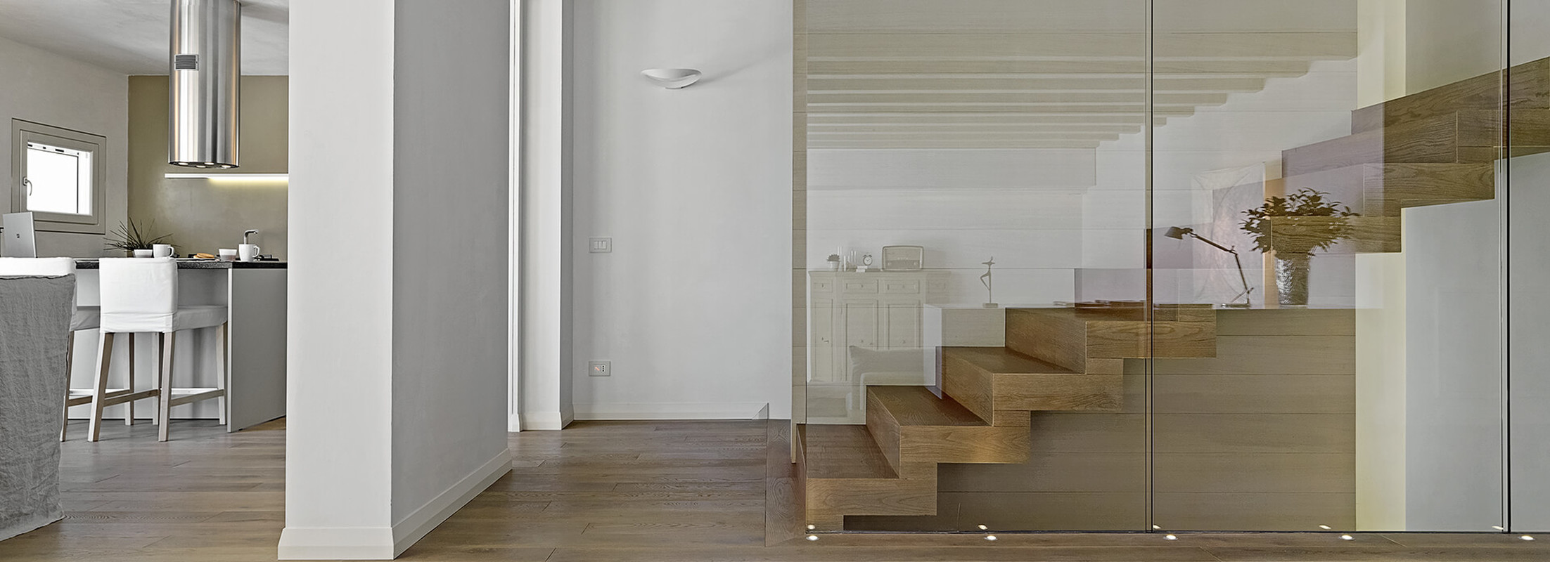 schody drewniane wewnętrzne jednobiegowe nowoczesne